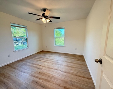 800 Old Thorndale Rd - Photo Thumbnail 15