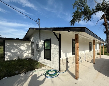 800 Old Thorndale Rd - Photo Thumbnail 2