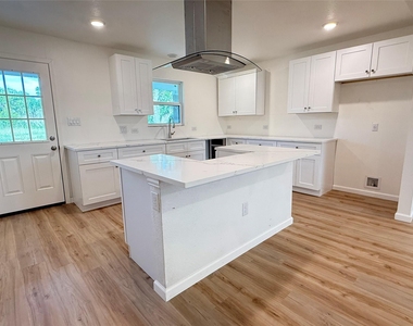 800 Old Thorndale Rd - Photo Thumbnail 5