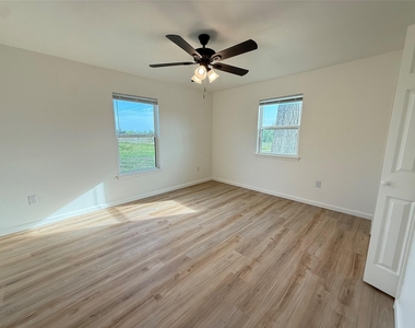 800 Old Thorndale Rd - Photo Thumbnail 17