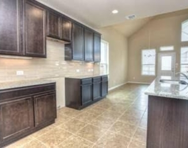 917 Swan Flower St - Photo Thumbnail 2