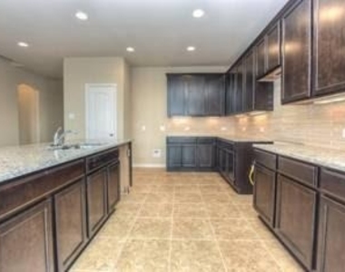 917 Swan Flower St - Photo Thumbnail 8