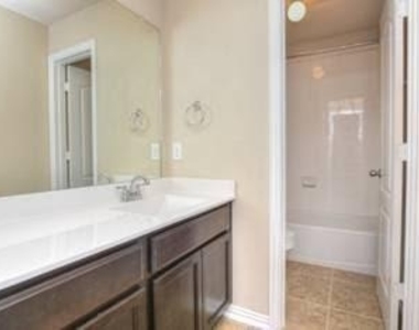 917 Swan Flower St - Photo Thumbnail 17