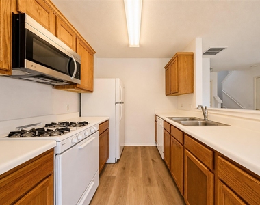 5509 Bentsen Ln - Photo Thumbnail 2