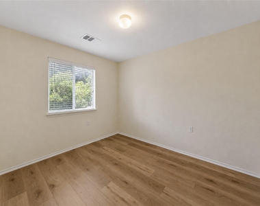 5509 Bentsen Ln - Photo Thumbnail 10