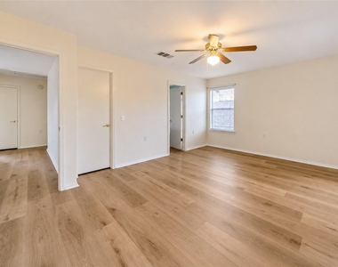 5509 Bentsen Ln - Photo Thumbnail 7