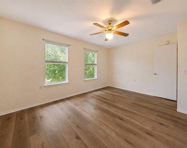 5509 Bentsen Ln - Photo Thumbnail 8
