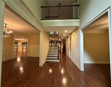 510 Lake Medlock Drive - Photo Thumbnail 4