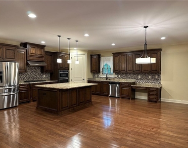 510 Lake Medlock Drive - Photo Thumbnail 12