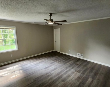 1007 Strawberry Lane - Photo Thumbnail 6