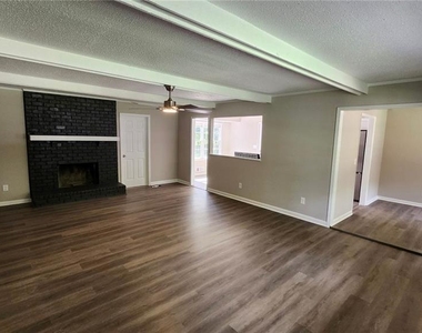 1007 Strawberry Lane - Photo Thumbnail 4