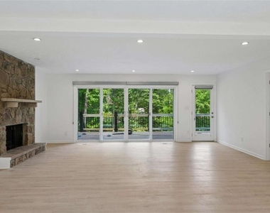 5132 Willow Point Parkway Ne - Photo Thumbnail 2
