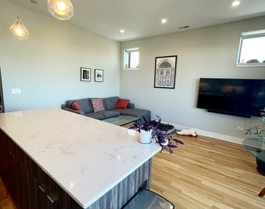 4555 N Ravenswood Avenue - Photo Thumbnail 7