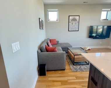 4555 N Ravenswood Avenue - Photo Thumbnail 8