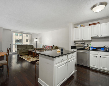 545 N Dearborn Street - Photo Thumbnail 1