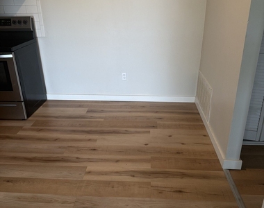 3553 Heatherton Drive - Photo Thumbnail 2