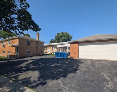 300 Burlington Avenue - Photo Thumbnail 6