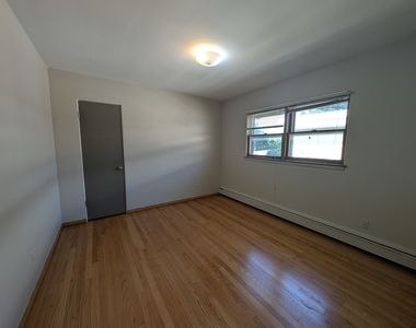 300 Burlington Avenue - Photo Thumbnail 5