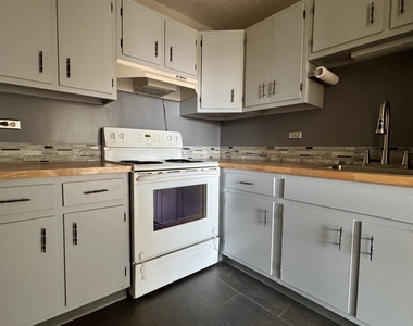 5100 N Marine Drive - Photo Thumbnail 9