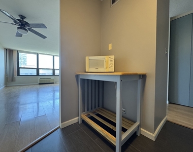 5100 N Marine Drive - Photo Thumbnail 10