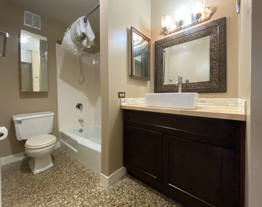 5100 N Marine Drive - Photo Thumbnail 16