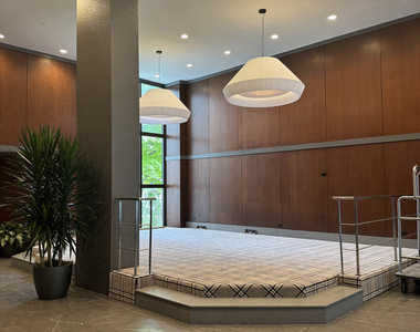 5100 N Marine Drive - Photo Thumbnail 3