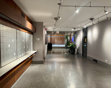 5100 N Marine Drive - Photo Thumbnail 4