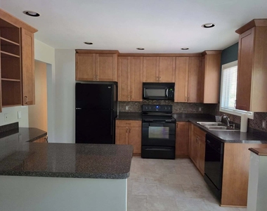 7618 Catalpa Drive - Photo Thumbnail 4