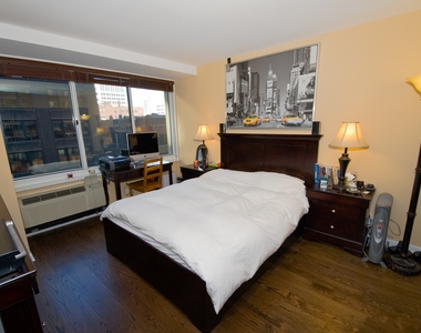 211 E Ohio Street - Photo Thumbnail 5