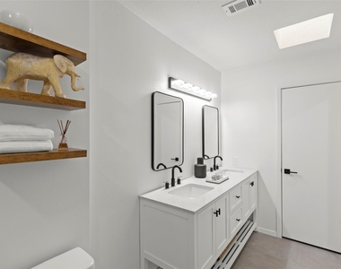 2019 Wilcrest Drive - Photo Thumbnail 15
