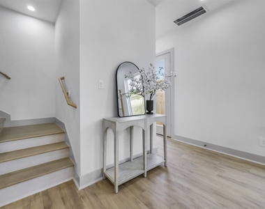 2410 Vaughn Street - Photo Thumbnail 6