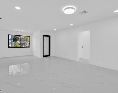 356 New York Drive - Photo Thumbnail 3