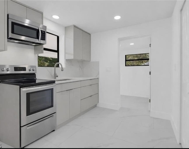 356 New York Drive - Photo Thumbnail 8