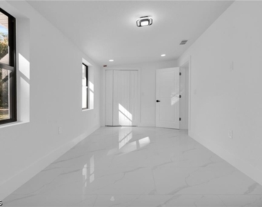 356 New York Drive - Photo Thumbnail 23