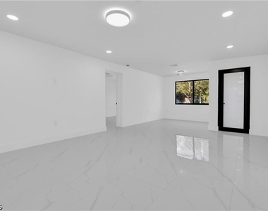 356 New York Drive - Photo Thumbnail 4