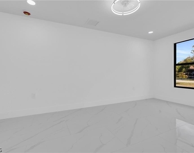 356 New York Drive - Photo Thumbnail 14