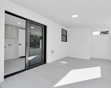 356 New York Drive - Photo Thumbnail 29