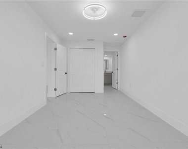 356 New York Drive - Photo Thumbnail 15