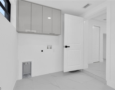 356 New York Drive - Photo Thumbnail 10