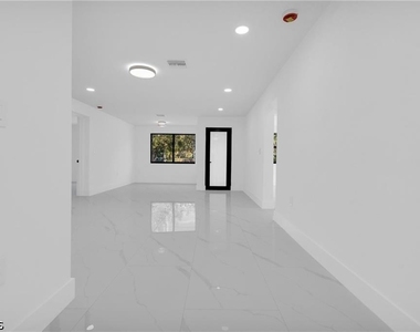 356 New York Drive - Photo Thumbnail 11