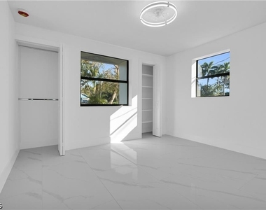 356 New York Drive - Photo Thumbnail 17