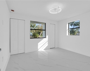 356 New York Drive - Photo Thumbnail 19