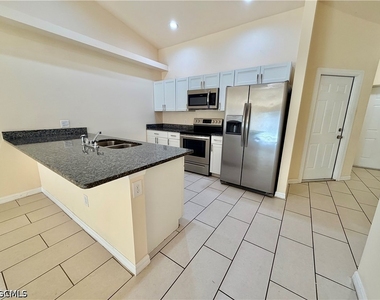 1044 Ne 8th Place - Photo Thumbnail 4