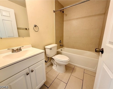 1044 Ne 8th Place - Photo Thumbnail 7