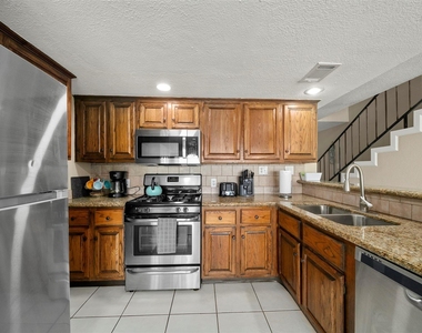 7041 Kingston Cove Lane - Photo Thumbnail 12