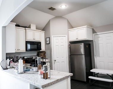 2514 Lee Street - Photo Thumbnail 6