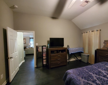 2514 Lee Street - Photo Thumbnail 9
