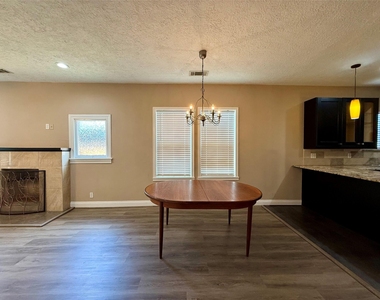 1105 Melbourne Street - Photo Thumbnail 3