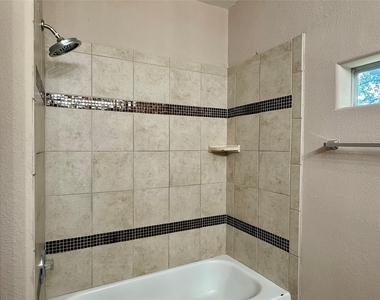 1105 Melbourne Street - Photo Thumbnail 8