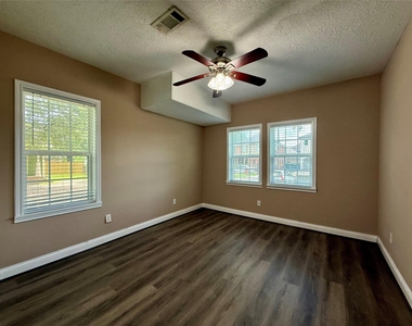 1105 Melbourne Street - Photo Thumbnail 10